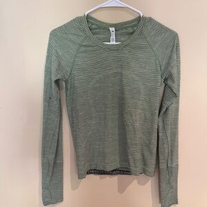 Lululemon Swiftly Tech Long-Sleeve Shirt 2.0
Waist Length size 6